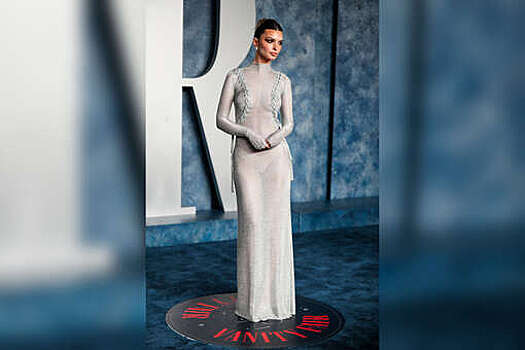Модель Эмили Ратаковски вышла на вечеринке Vanity Fair в прозрачном платье