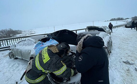 В Тульской области на трассе М-4 из-за снегопада за полчаса столкнулись более 100 машин