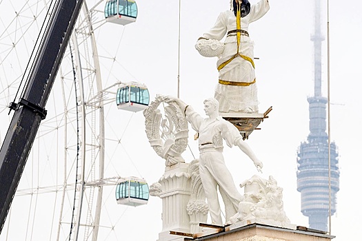 Фигуры колхозника и колхозницы вернули на павильон "Химия" на ВДНХ