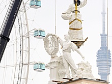 Фигуры колхозника и колхозницы вернули на павильон "Химия" на ВДНХ