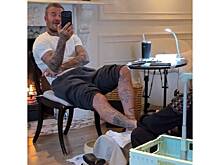 Виктория Бекхэм показала фото мужа с педикюра