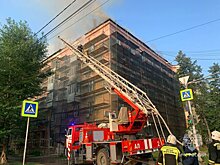 В Екатеринбурге загорелась крыша жилого дома по площади 300 "квадратов"
