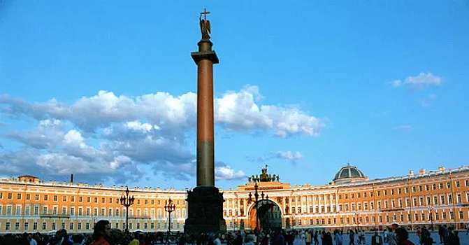 Путин рассказал Пашиняну об особенностях Александровской колонны