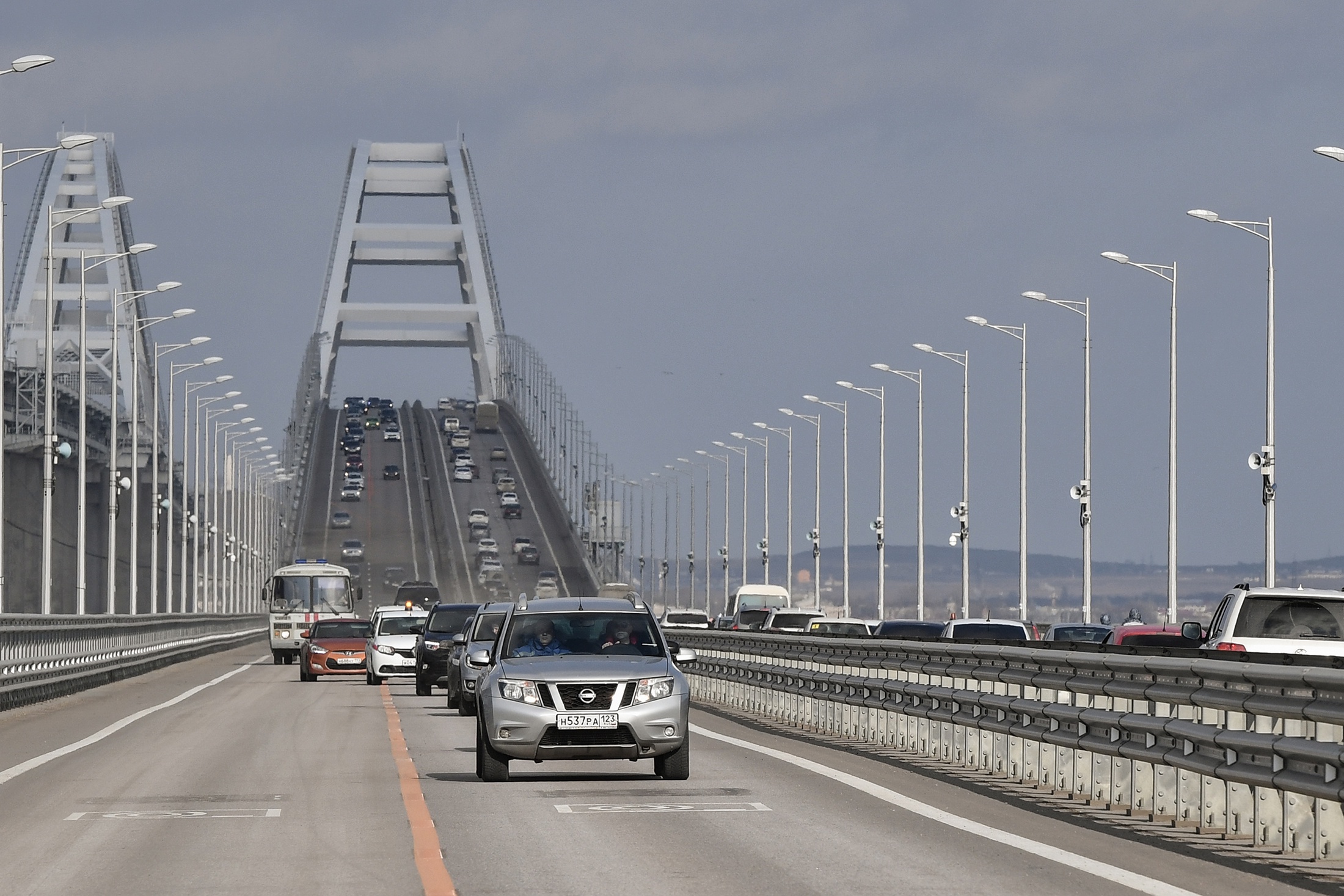 Открыт проезд по мосту. Мост через керченский пролив. пробки на крымском мосту 2025. крымский мост машины. крымский мост сейчас проезд.