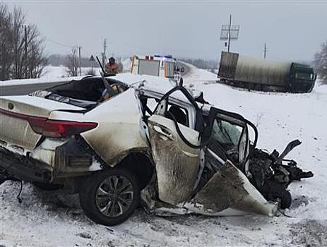Под Сызранью погиб водитель Kia, столкнувшись с фурой