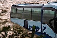 В Новороссийске пассажирский автобус смыло в море селевым потоком