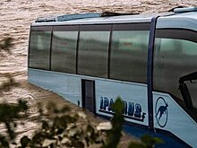 В Новороссийске пассажирский автобус смыло в море селевым потоком