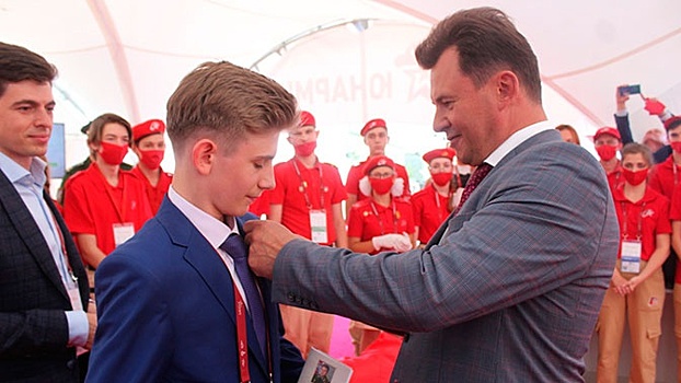 Роман Романенко посвятил в юнармейцы талантливого школьника из Калуги