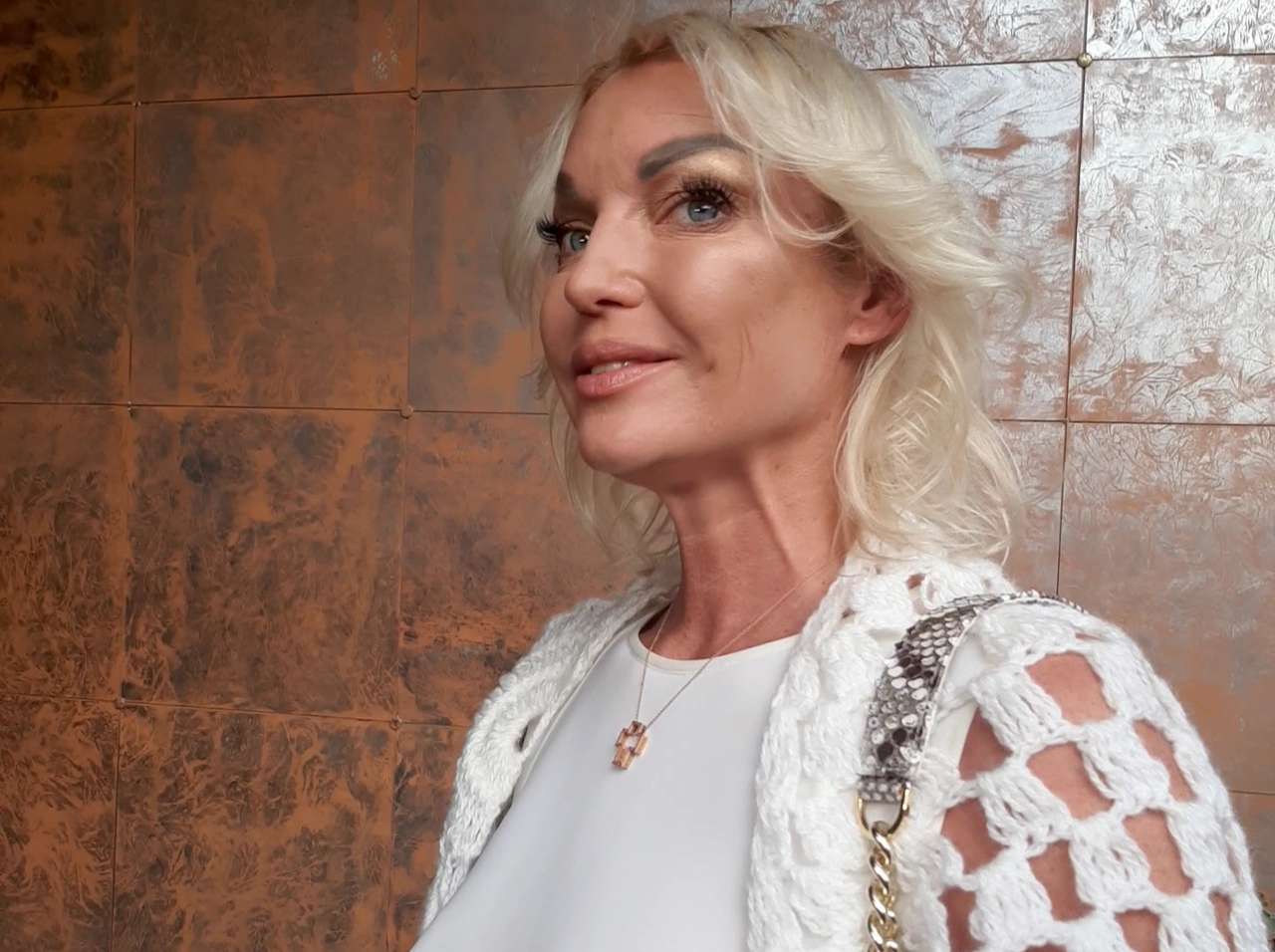 Волочкова опубликовала фото из постели, но попросила не следить за ее жизнью