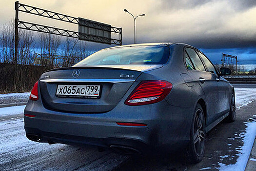 Неизвестный угнал Mercedes во время тест-драйва в Москве