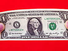 Курс доллара растет: стоит ли сейчас покупать валюту и чем это опасно