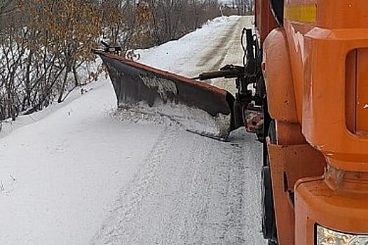 В Хабаровском крае техника активно расчищает междугородние дороги от снега