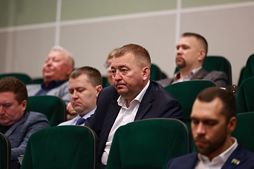 Свердловский мэр ушел в отставку после конфликта с татуированным депутатом