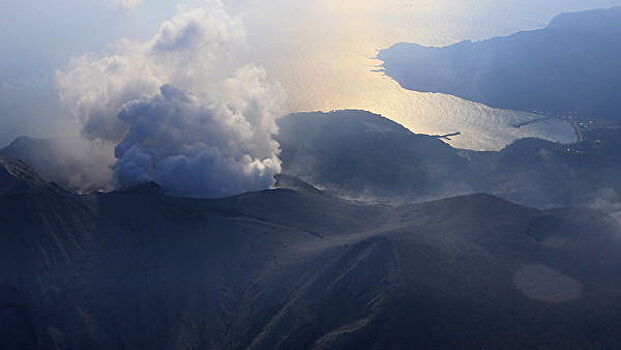 На японском острове началось извержение вулкана
