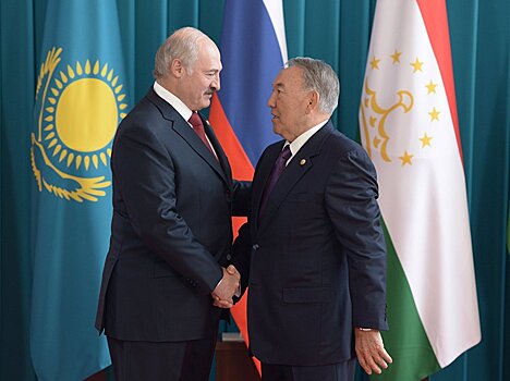 Лукашенко передал Назарбаеву уникальные документы