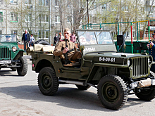 В Омске ветерана с 9 Мая поздравили росгвардейцы парадом во дворе