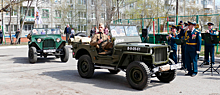 В Омске ветерана с 9 Мая поздравили росгвардейцы парадом во дворе