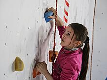 Быстрее, выше, сильнее: В Якутске состоялись соревнования по скалолазанию среди школьников