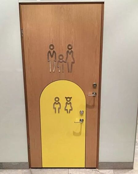 Милый, уютный, видимо, туалет для всей семьи. Видно по двойным дверям, что можно самим деткам самим заходить.   