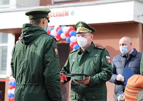 В Челябинске командующий ЦВО вручил военным ключи от служебных квартир в новостройках