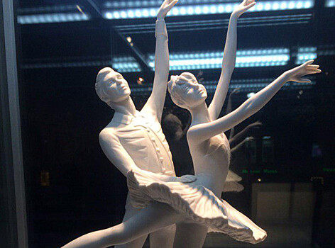 ИФЗ показал на выставке статуэтки легендарных артистов балета