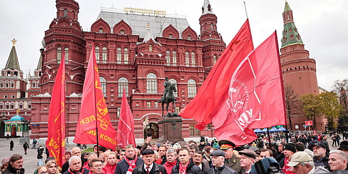 Коммунисты возложили цветы к Мавзолею Ленина в честь годовщины Октября