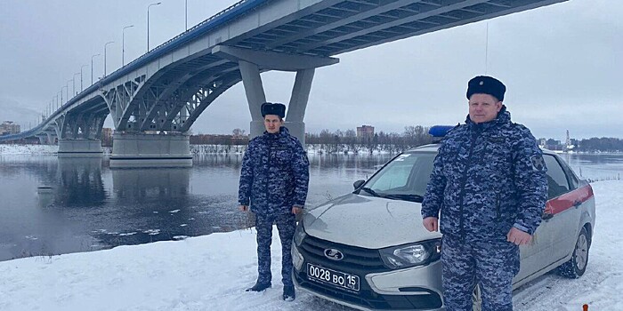 Сотрудники Росгвардии спасли упавшего с моста в реку Волгу подростка