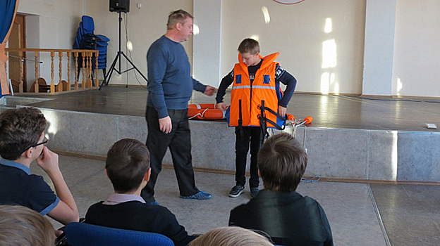 Занятие с детьми по безопасности на воде провели сотрудники ГИМС в Вологде