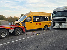 В Приморском крае автобус с детьми попал в ДТП с двумя большегрузами