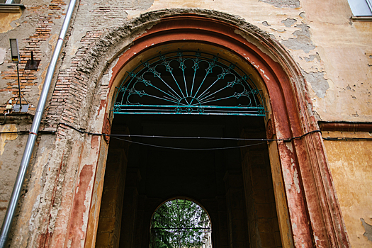 Российские риелторы перечислили главные риски при покупке "сталинок"