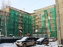 Рабочие разобрали крышу дома в центре Новосибирска и пропали