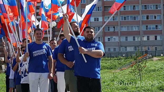 От души и по зову сердца: молодежь Вологды устроила флешмоб в честь Дня российского флага