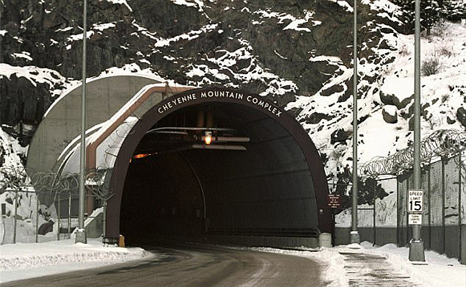 NORAD, легендарный военный центр управления, расположенный в обширной искусственной пещере внутри горы Шайен, штат Колорадо. Здесь же находится бункер, защищенный пластиной горных пород толщиной 600 метров. В 60-х годах прошлого века в бункере располагался штаб командования, отвечающий за защиту США от советского ядерного удара