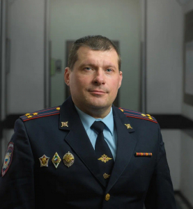 В мурманском аэропорту сотрудник полиции спас мужчину, проявив оперативность и высокий уровень профессионализма
