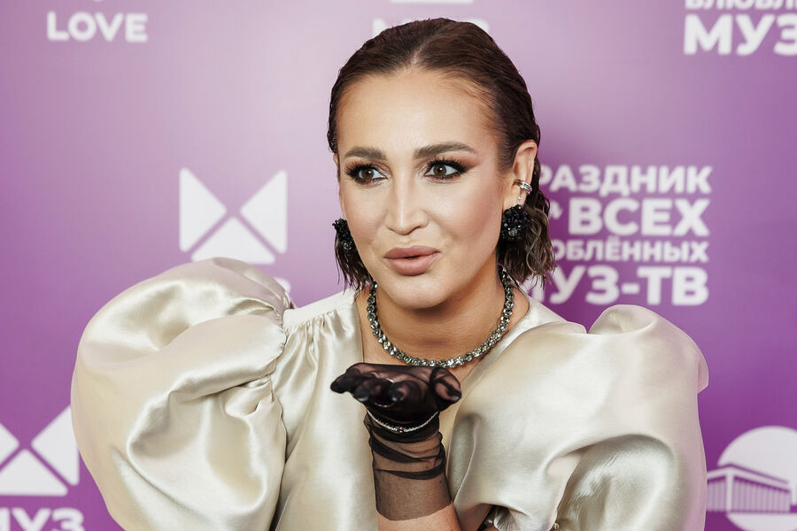 «Старалась через слезы»: Ольга Бузова рассказала о главном детском желании