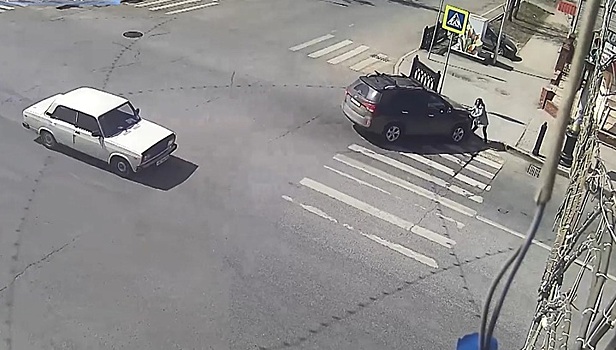 В Уфе машина снесла пешехода и протаранила цветочный киоск. Видео