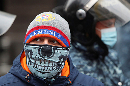 В Армении протестующие забросали яйцами машину депутата