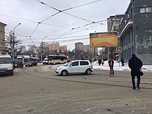 Семь трамваев № 13 застряли у кольца за оперным