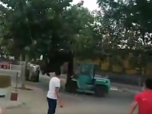 "Сумасшедший погрузчик" в Китае сбил более десяти человек и повредил несколько автомобилей