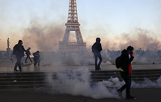Беспорядки и "тетради жалоб": Что творится во Франции