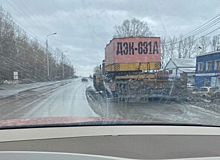 Кузбассовцы сообщили о брошенном на дороге негабаритном грузе