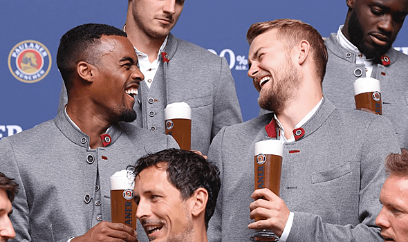 Игроки «Баварии» отпраздновали выездную победу над «Барсой» в местном ночном клубе. На экраны выводили эмблему мюнхенцев
