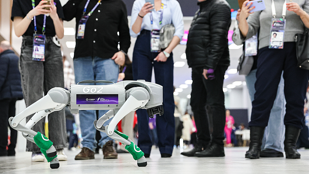 Посетители и бионический робот-собака Unitree Go2 Air в "Казань экспо", где проходит фиджитал-турнир "Игры будущего"
