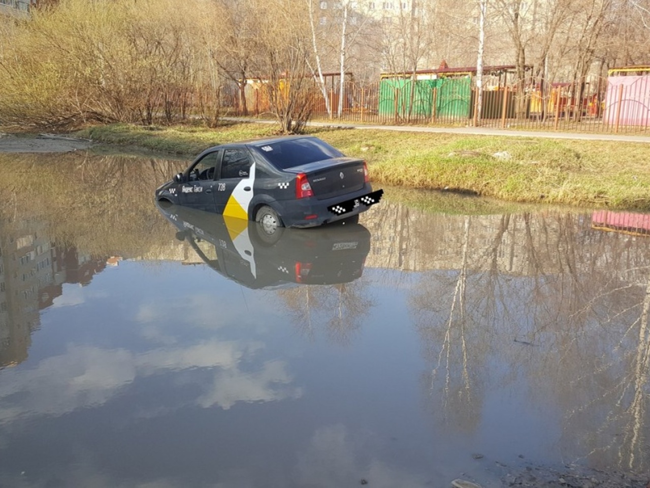 Машина такси застряла в луже у детского сада на улице Стахановцев -  Рамблер/новости