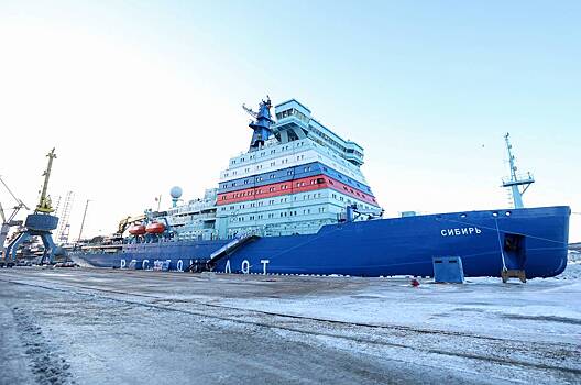 Экипаж российского ледокола снял огромный обломок айсберга
