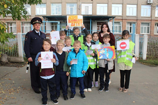 Сотрудники Госавтоинспекции Оренбургской области совместно с отрядом ЮИД провели информационно-пропагандистскую акцию «Внимание! Пешеходный переход!»