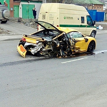 В Ростове-на-Дону спорткар Audi R8 разбился о военный КАМАЗ