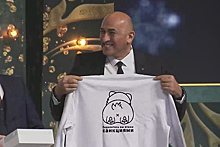Лукашенко подарил журналистам одежду с изображением зада собаки
