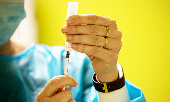 Мужчина скончался после вакцинации от COVID в Чехии