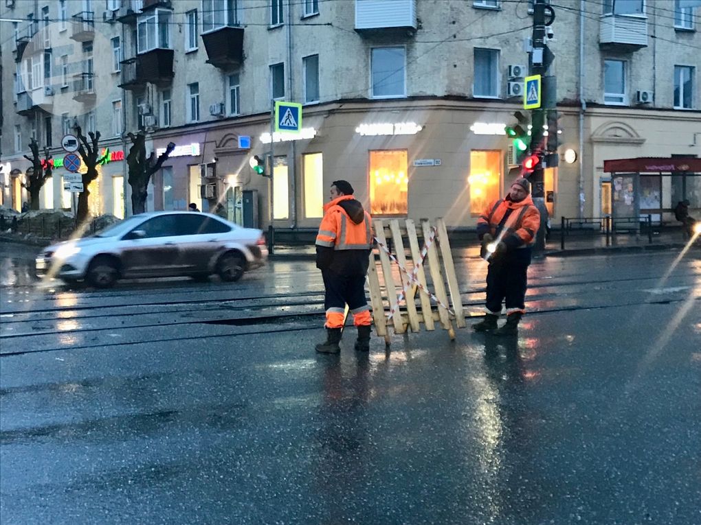 Небольшая промоина образовалась на перекрёстке улиц Ленина и Коммунаров в Ижевске